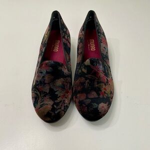 Munro Women’s Velvet Floral Flat